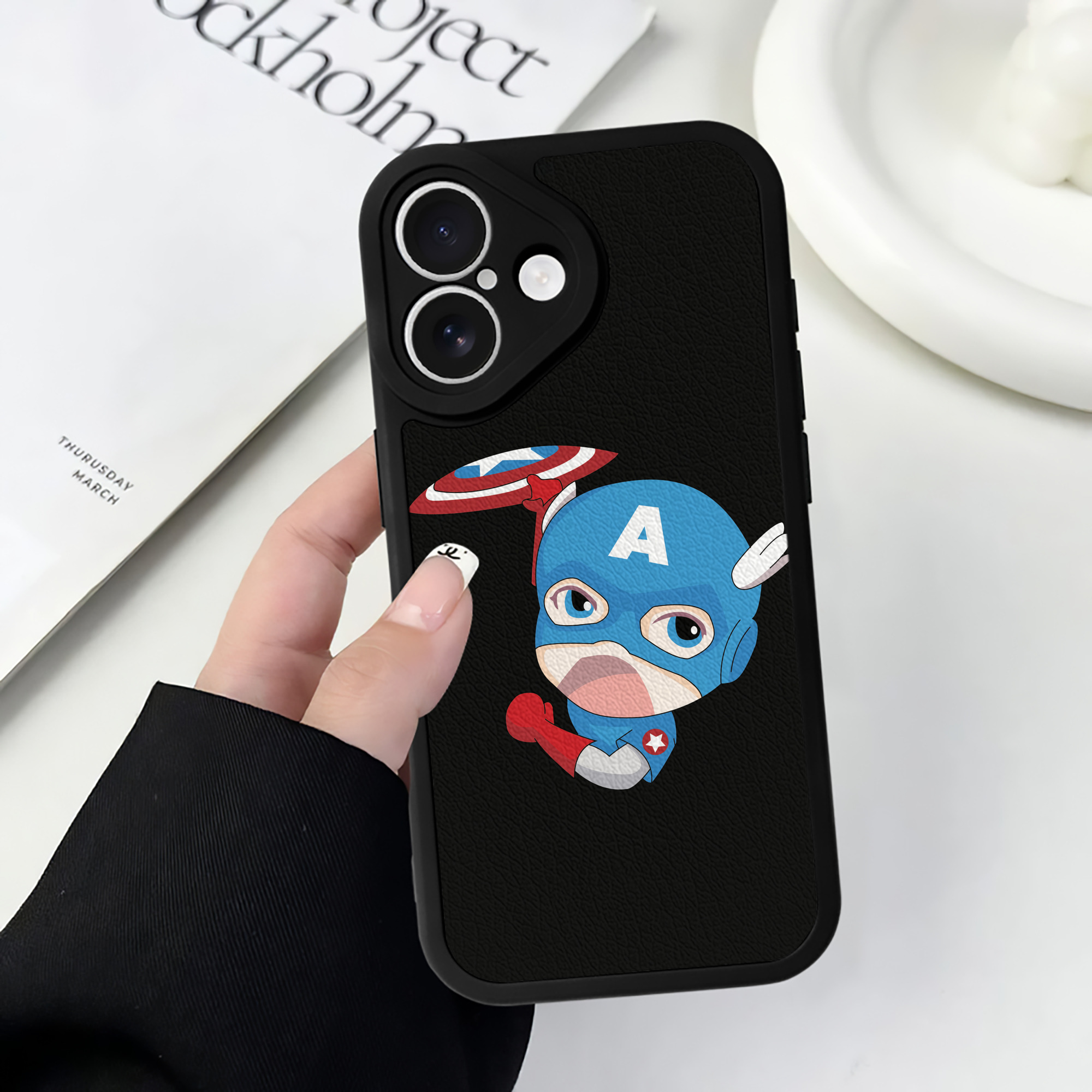 （画像用） アベンジャーズ The Avengers 【iPhone 16シリーズ対応】シリコンスマホケース（レザー調） 材質：シリコン